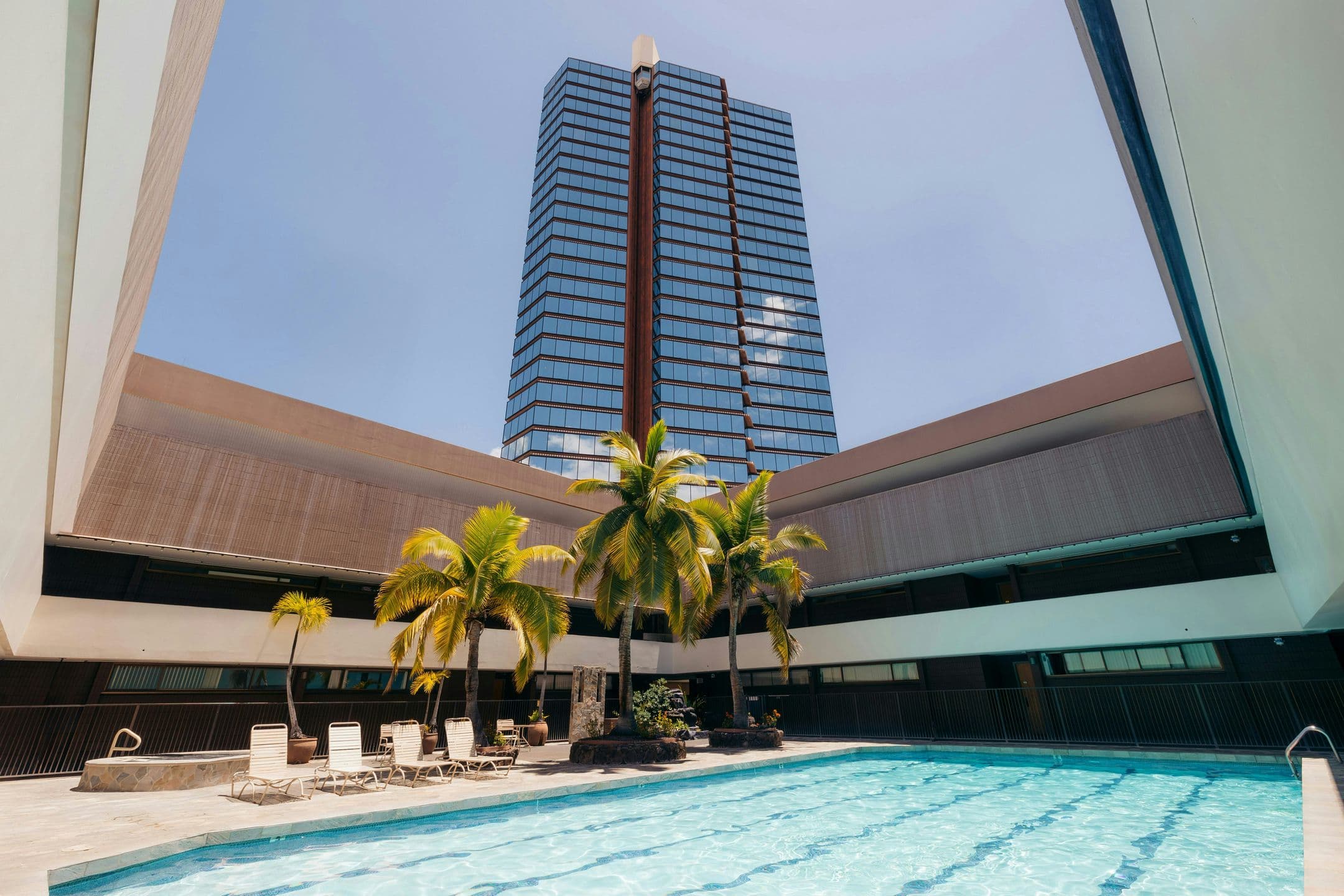 Bishop Suites at The Executive Centre pool and jacuzzi area in downtown Honolulu