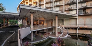 Front view of Hilo Hawaiian Hotel with port cochere