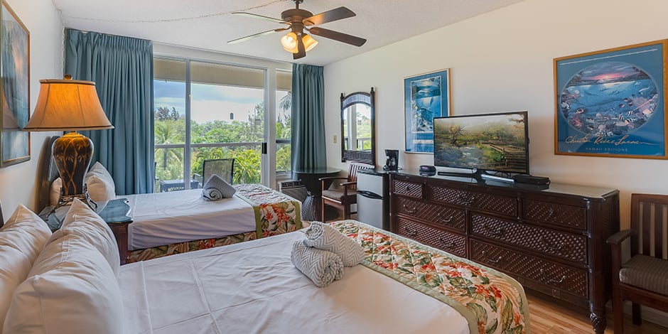 Partial Ocean view room beds at Maui Banyan