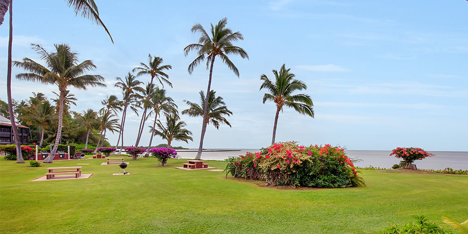 Exterior ocean front view from Molokai Shores