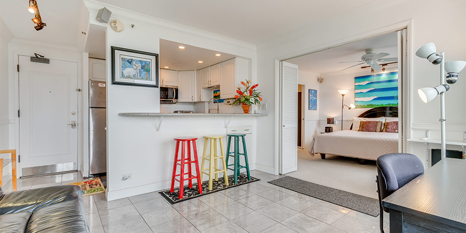 Living Room 1BR Suite at Waikiki Grand