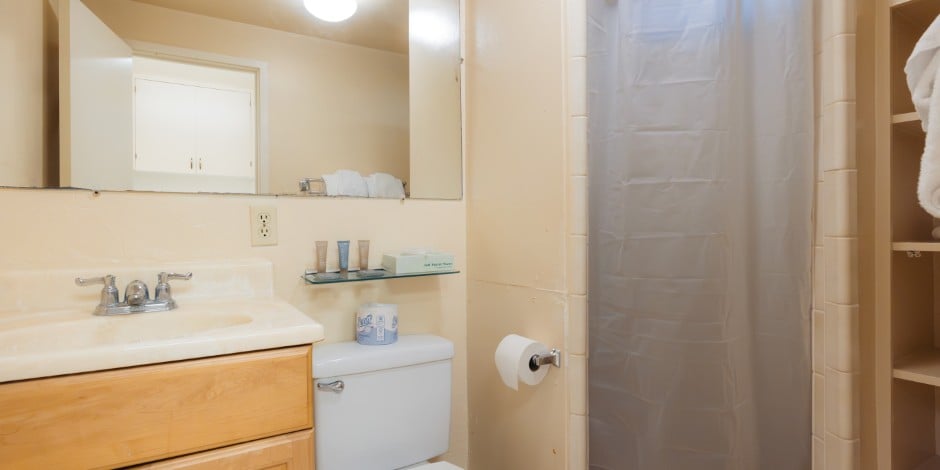 Bathroom at Waikiki Heritage Hotel
